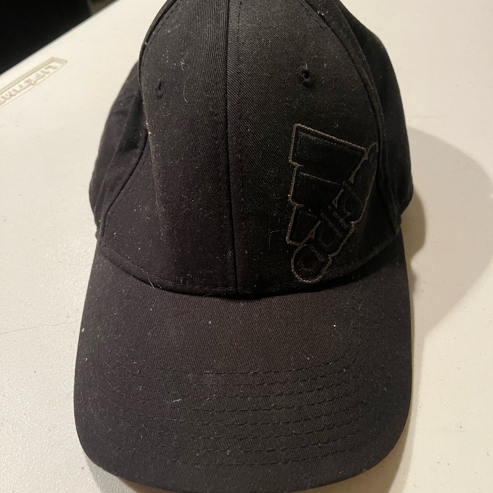 Adidas Black Men's Cap. Buckle closure